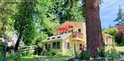 The Garden Oasis - Heart of Woodinville Wineries Chalet in Woodinville