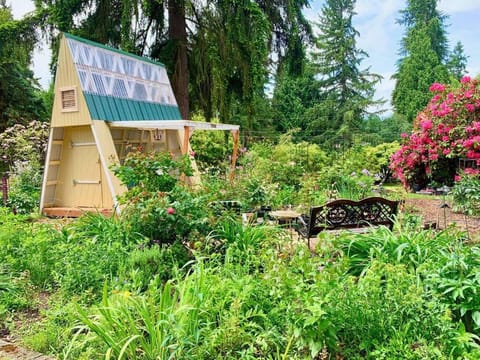 The Garden Oasis - Heart of Woodinville Wineries Chalet in Woodinville
