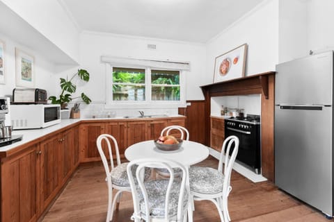 Charming Cottage Escape - Pet friendly! Haus in Geelong West