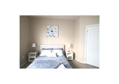 Queen Private Room in Shared Two Bedroom Apartment Marina Del Rey & Venice - Sleeps 2 Vacation rental in Marina del Rey