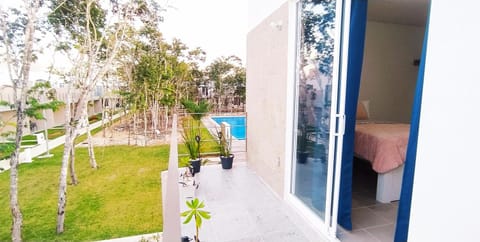 View (from property/room), Balcony/Terrace, Garden view, Pool view