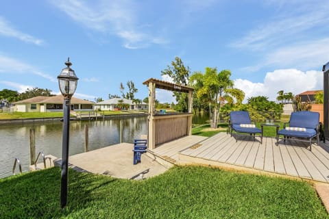The Cape Escape - Roelens Vacations - Beautiful 3-2 Pool-Spa home on a freshwater canal Casa in North Fort Myers