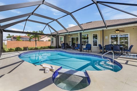 The Cape Escape - Roelens Vacations - Beautiful 3-2 Pool-Spa home on a freshwater canal House in North Fort Myers