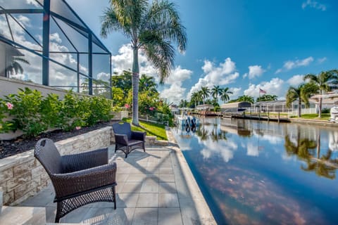Villa Blue Pavilion - Heated Pool - Sleeps 16 - Roelens Vacations Casa in Cape Coral
