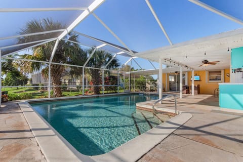 Waterfront Retreat w Heated Pool, Direct Gulf Access, Kayaks, & Paddle board Dolphin Crossing Maison in Cape Coral