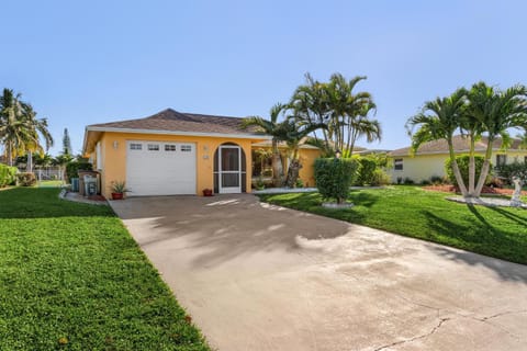 Waterfront Retreat w Heated Pool, Direct Gulf Access, Kayaks, & Paddle board Dolphin Crossing Casa in Cape Coral