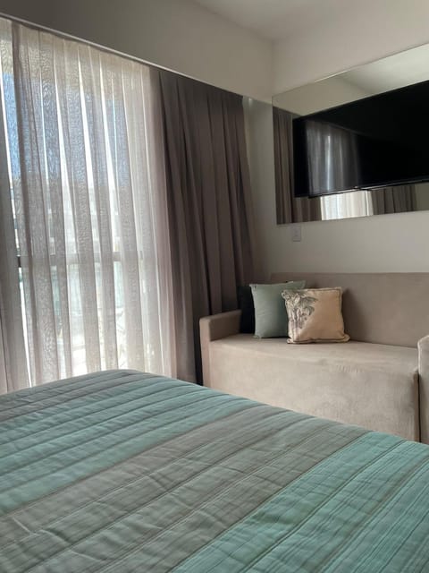 Flat ESTUDIO de LUXO - Praia de Muro Alto - Piscinas - Ideal para CASAIS, famílias com crianças - ap COMPLETO - AR COND, WI FI, NETFLIX, ESTACIONAMENTO - 400 mt do MAR Apartment in Ipojuca