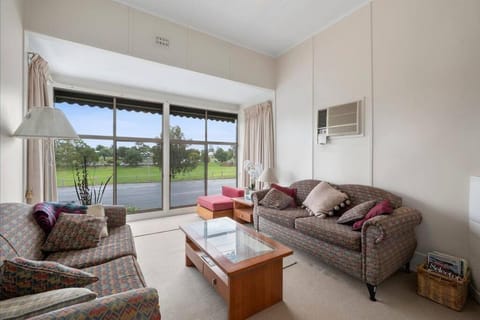 Beach view Rippleside Cottage Condo in Geelong