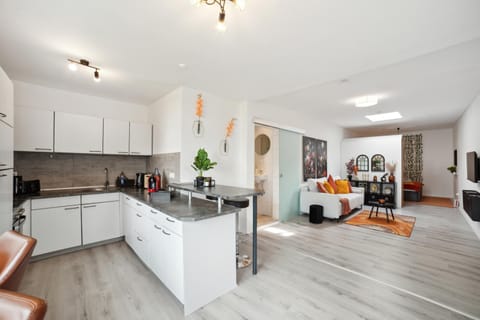 Kitchen or kitchenette, Living room, Seating area, Dining area, minibar, pet friendly, stove