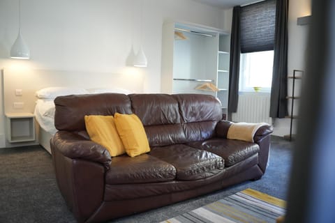 Gorgeous comfortable Apartment on the High Street Condo in Merthyr Tydfil