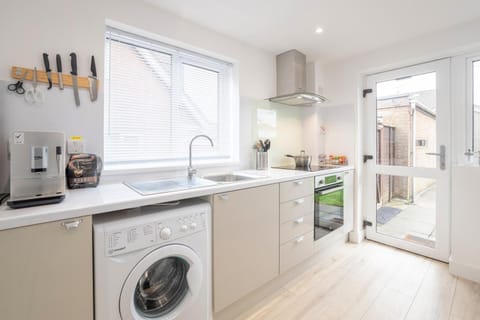 Elegant home mod kitchen, fast Wi-Fi, free parking Maison in Carrickfergus