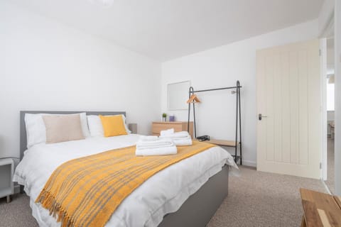 Elegant home mod kitchen, fast Wi-Fi, free parking Haus in Carrickfergus