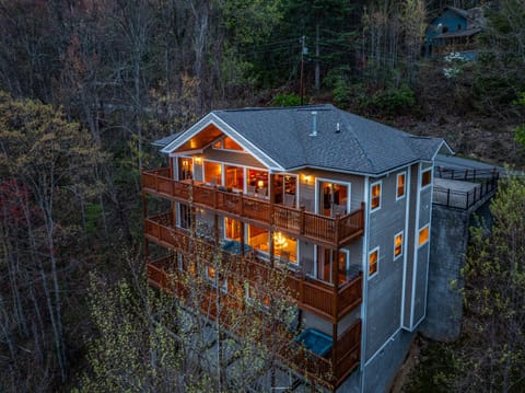 Golden Oak Lodge Mtn View Hot Tubs Game Room House in Gatlinburg