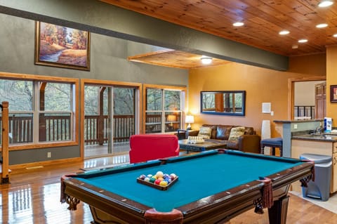 Golden Oak Lodge Mtn View Hot Tubs Game Room House in Gatlinburg