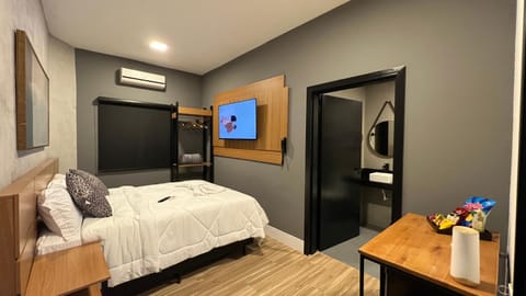 Bed, TV and multimedia, Photo of the whole room, Bedroom, towels, air conditioner