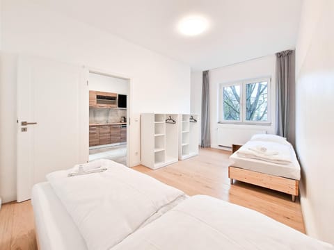 RAJ Living - City Apartments with 1 or 2 Rooms - 15 Min to Messe DUS and Old Town DUS Condo in Neuss