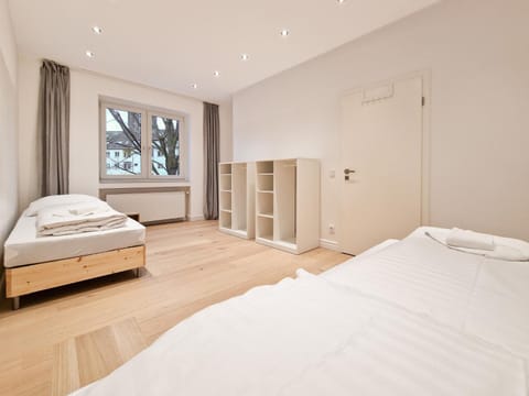 RAJ Living - City Apartments with 1 or 2 Rooms - 15 Min to Messe DUS and Old Town DUS Condo in Neuss