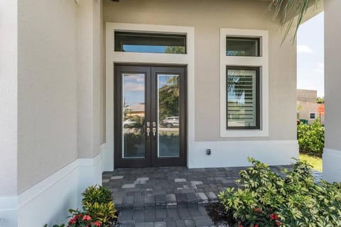 Bella Casa at the Beach 4 bd Rms 2 En-Suites House in Naples Park