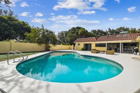 Luxurious Spacious Modern House w/ AC + Pool Casa in Greater Carrollwood