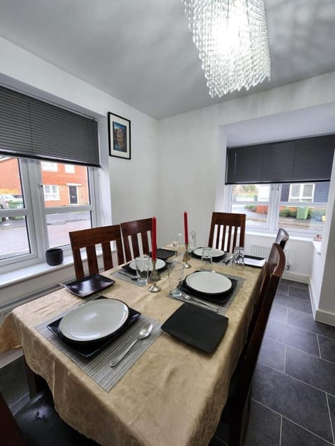 Spacious 3-bed Luxury Maidstone Kent Home - Wi-Fi & Parking Condo in Maidstone