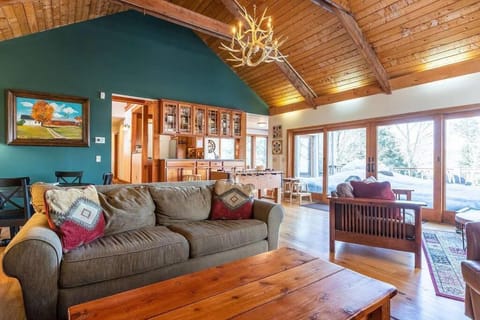 4BR / 3BA Smart Home w/ Hot Tub, Mountain View Ski Chalet in Winhall
