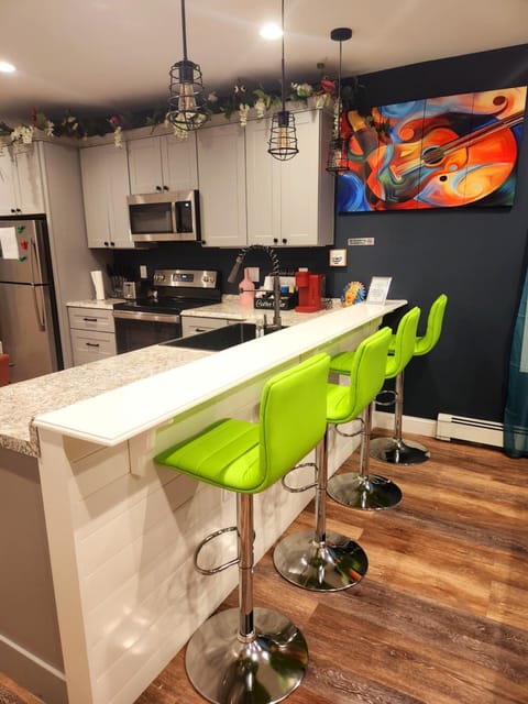 Modern 3BR perfect gateway in PVD sleeps 6 Condo in Providence