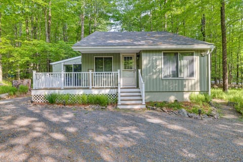 Poconos Getaway with Fire Pit 1 Block to Lake! Haus in Coolbaugh Township