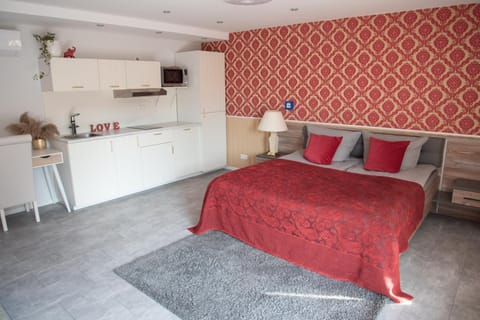 Bed, Kitchen or kitchenette, Photo of the whole room, Seating area, minibar, pet friendly, stove