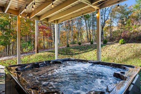 Panoramic Views-Fire Pit-Hot Tub-Arcade House in Pittman Center