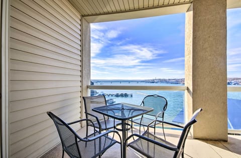 Waterfront Osage Beach Condo with Patio and Grill Condominio in Osage Beach