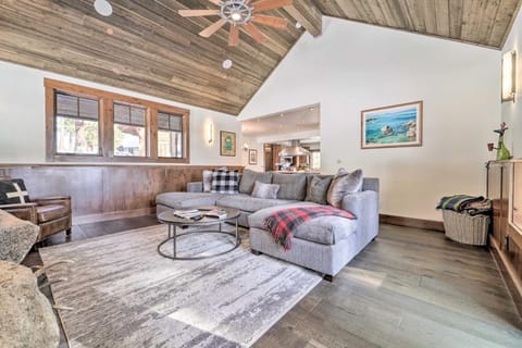 Spacious Truckee Family Home with Hot Tub! Casa in Truckee