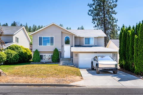 Spacious home, gameroom, 9mi GEG, 5mi downtown, 5mi to hospitals, close to all universities House in Spokane Valley
