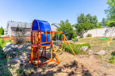 Spacious home, gameroom, 9mi GEG, 5mi downtown, 5mi to hospitals, close to all universities House in Spokane Valley