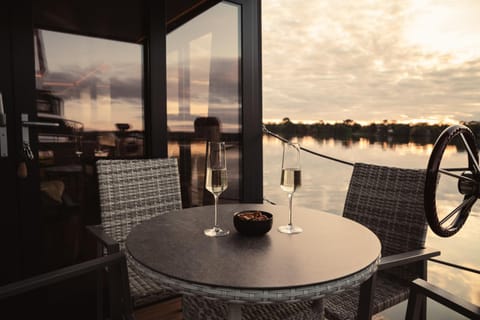 View (from property/room), Balcony/Terrace, Seating area, Lake view