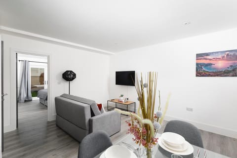 Skyvillion - London Enfield Chase Apartments with Parking & Wifi Condo in Enfield