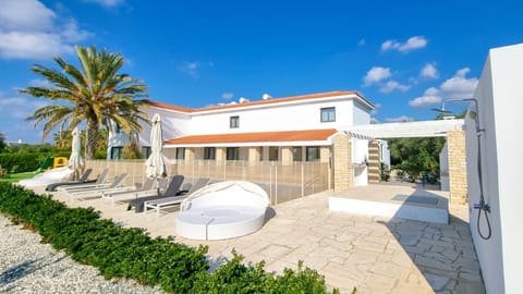 Property building, Patio, Day, Garden, Garden view, sunbed