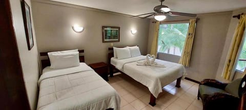 Lovely Condo (8 people): Pools, Tennis Courts, BBQ Condo in Quepos