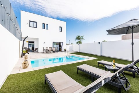 Property building, Day, Garden, Garden view, Pool view, Swimming pool, sunbed