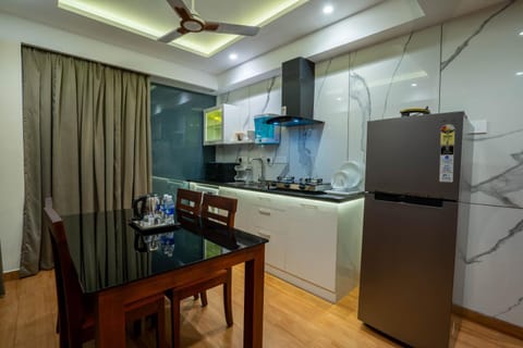 Coffee/tea facilities, Kitchen or kitchenette, Dining area, minibar, pet friendly, stove