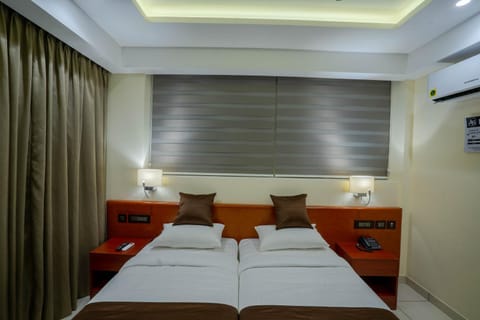 Bed, Photo of the whole room, Bedroom, air conditioner