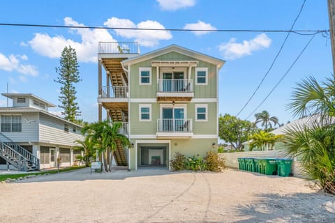 Family Tides - 2 Homes in 1 Steps to Beach w Rooftop Views Heated Pool Close to Bridge St House in Bradenton Beach