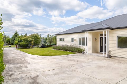 Luxury On Maple House in Martinborough