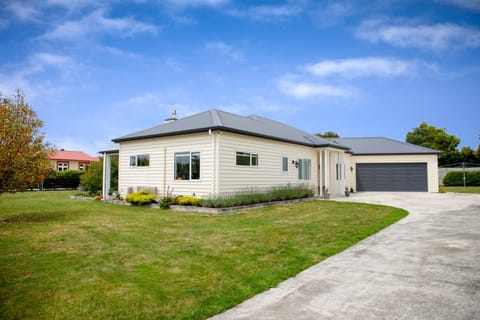 Luxury On Maple House in Martinborough