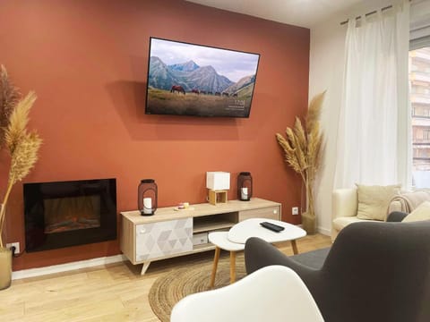 TV and multimedia, Living room, Seating area, flat iron