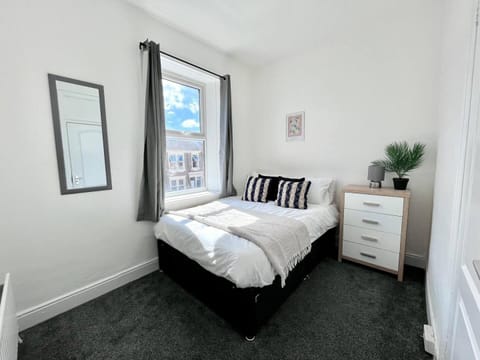 5 Bdrm House Less Than 10 Mins To Newcastle Apartment hotel in Gateshead