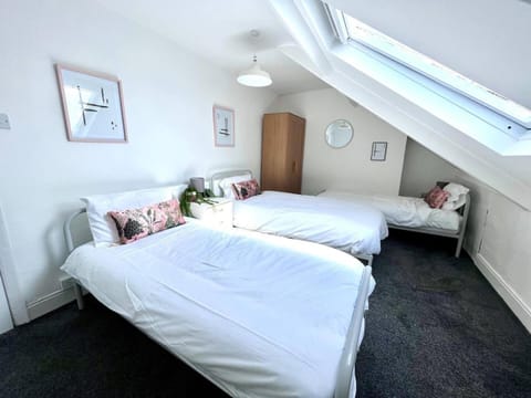 5 Bdrm House Less Than 10 Mins To Newcastle Apartment hotel in Gateshead