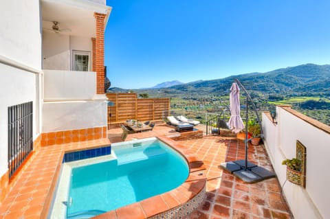 Mountain view, Pool view, Swimming pool