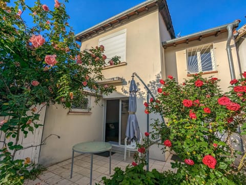 Property building, Garden, View (from property/room), Balcony/Terrace, Dining area, Garden view