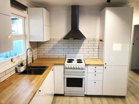 Kitchen or kitchenette, minibar, pet friendly, stove