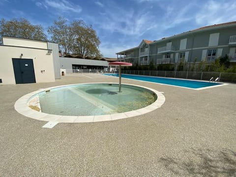 Maison typée Arcachonnaise avec piscine commune House in La Teste-de-Buch